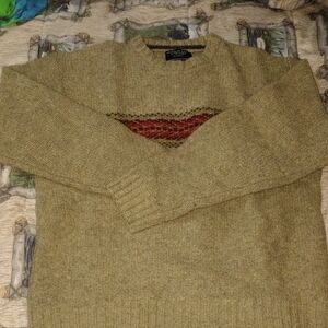 American Eagle Outfitters Men's Crewneck Sweater in Olive with Red Pattern